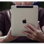 【いい話】老人ホームにいる祖母にiPadを送ったら、動画にすっかりハマっしまい「この映画に出てる女優さん綺麗な方ね！なんてお名前か調べられる？」と聞いてきたんだけど、それって・・・