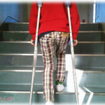 【修羅場】病院で義足を盗まれ、松葉杖でフラフラと帰宅した。そしたら、私が普段義足を使ってることを知らないご近所さんが「〇〇さんが事故で足を切断！その日のうちに退院して笑って話してる！」と大騒ぎして・・・