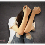 【コトメ】夫から暴力を受けてたコトメが、うちに逃げ込んできたまま居座ってる。夜中に突然寝室に入ってきてオンオン泣いたり、部屋をあさったり。注意すると「ごめんなさい！殴らないで！」二人でいると「楽しい話をして。私が笑うまで」どんどんエスカレート。心底疲れた私と旦那が出て行くよう伝えると・・・