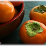 【非常識】幼稚園生が遠足で歩いてるのを家の2階から見ていたら、うちの家にある木に柿がなっているのを見つけた遠足集団が…。