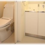 【冷めた瞬間】彼女と映画見ながら酒飲んでたら、途中彼女がトイレ行ったんだけどなにやら異臭が…。何事かと思ってトイレのほうを向くと…。