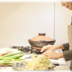 【エネ夫】料理好きな一人暮らしのトメさんは、私家族やコウト家族を呼んでは料理を振る舞ってくれる。手伝うと言っても「私の楽しみを取らないでー」と言うので他の手伝いをしてる。ところがある日、旦那が私に近づいてきて「なんでいつも母さんの手伝いしないんだよ！」