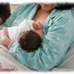 【スカッとする話】授乳シーンは尊く美しいからと場所問わず胸を出して授乳する義弟嫁。その様子を写真に収めて本人に見せた結果…。