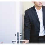 【クズ】男性社員が女子更衣室の扉を凄い勢いで開けたせいで、近くにいた人が突き飛ばされ頭を打って半身不随になった。その時のこの男の言い分とその後は…。