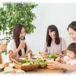 【相談】新婚の友人の家に女友達４人と遊びに行くんだけど、旦那を連れて行きたいと伝えたらやめてほしいと言われた。私の旦那に失礼じゃない？それとも私が非常識？