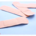 【衝撃体験】お風呂で絆創膏がはがれたのをうっかりそのままにしてしまった結果、普段優しい夫の豹変に驚愕した。