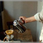 【衝撃体験】友達の家に遊びに行ったらおじさんがコーヒーを入れてくれた。 一口飲んだらなんだか臭い・・・友人に飲ませたら吹き出し、「お父さんあれ