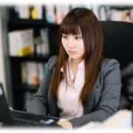 【過去】同僚に仕事を丸投げされていたがお人好しすぎて気づかなかった私は、自分の仕事を後回しにするから社内評価は悪かった。その後部署異動があったのだが…。