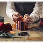 【引いた話】客「その包装紙10枚くらい入れて」私「必要な分以外は困ります」客「あのねぇ…」←は？