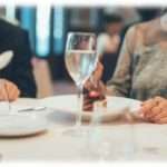 【引いた話】友人結婚式で。新郎伯母「うちの息子もお相手さがしてるのよ。ねぇあなた」←息子の年齢にも引いたしこのおばさんの態度にもドン引き…。