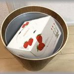 【鬼畜】俺が帰宅してから娘の誕生日を一緒に祝うことにしてたので、ケーキとプレゼントを買って家に帰った。ところが俺以外で外食して祝っきたらしく、娘に「私より仕事が大事なんだよね？おじいちゃんからもっと美味しいケーキもらったから、こんなのいらない」と言われた。翌朝ゴミ箱を見ると、包装されたままのケーキとプレゼントが・・・