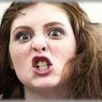 【困惑する母】娘の小学４年生の時、月に１度大爆発することがあります。その時、彼女は鬼のような形相で私に手や足を出してきます。家庭学習の課題や授業参観に対して拒否反応を示し、困っています。この悩みをスレッドの住人に相談したところ、「それどころではない」と言われました。私は彼女の行動の理由がわからず、どう対処すべきか悩んでいます。