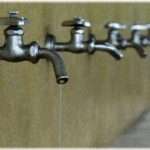 【図々しい話】水漏れしたので水道管を確認すると隣の牛舎から水道管が繋がっていた！今までいくら分使われたのかゾッとしたが…