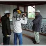 【イラッとする話】親戚の農家にテレビの取材がきた。おじさんが取材を受けてる間、他の家族はせっせと出荷作業中。奥さんが作業小屋には取引先のケースが積んであるからを絶対映すなというのににやにや笑いながら隠し撮りしていて…