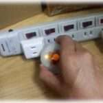 【演技派】友人にジョークとして盗聴発見器をもらったので試してみたら、なんと寝室で反応が！速攻壊そうと思ったら夫に止められ、夫の作戦どおり動くことに…。寝室に入った私たちがはじめたのは…。